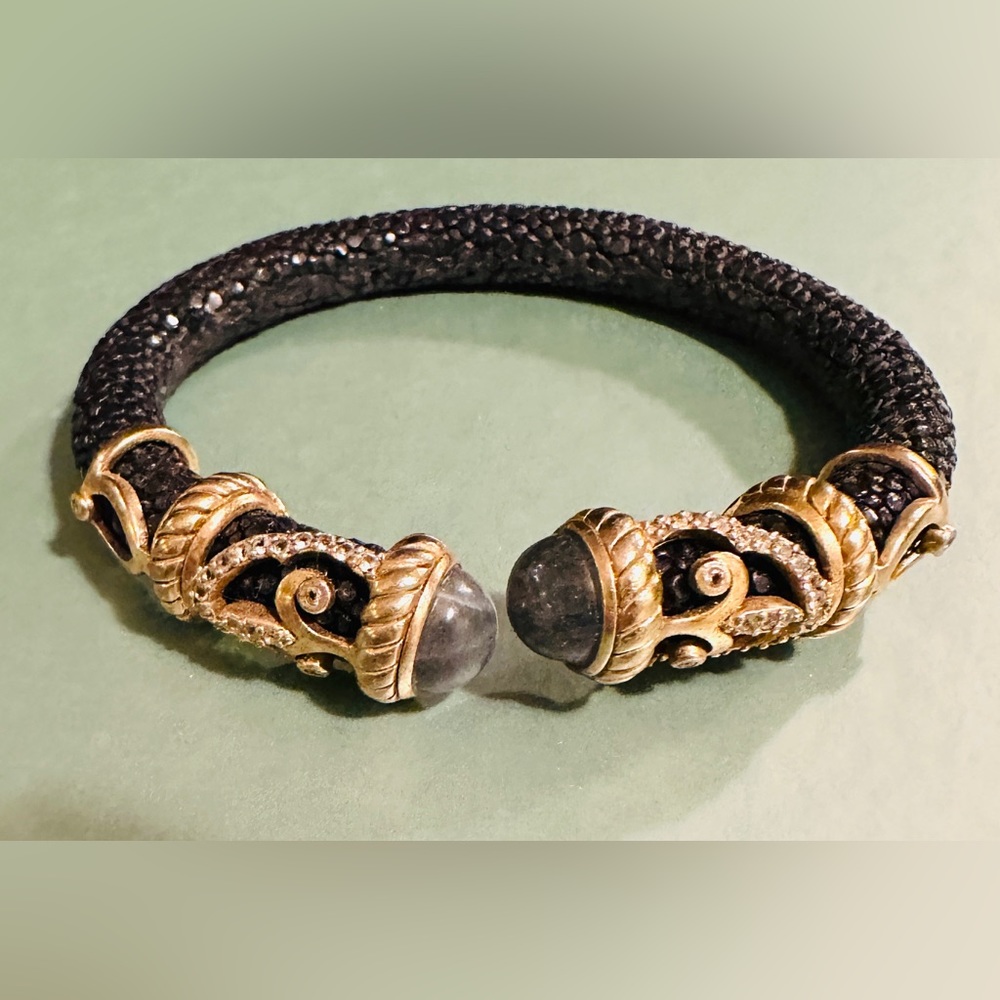Beautiful shagreen, gold vermeil and labradorite bracelet.